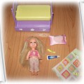 laleczka Shelii z Barbie z łóżeczkiem