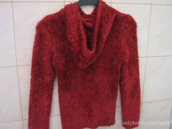 Czerwony mięciutki sweter z kapturem