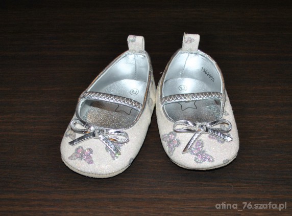 srebrne buciki dla niemowlęcia