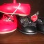 Czerwone i czarne buciki typu balerinki