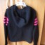 czarny sweterek z różowymi wstawkami