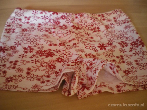 krótkie spodenki w kwiatki