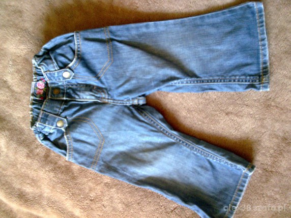 jeansy z haftem na kieszonce