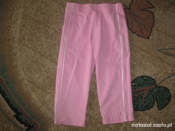 różowe spodnie