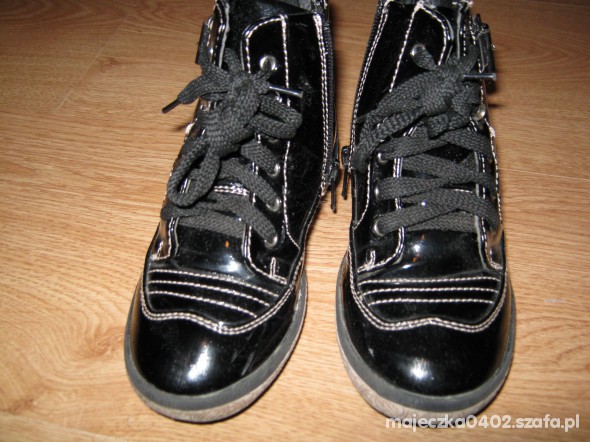 Jesiennozimowe buciki czarne lakierki r26