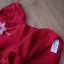 czerwony sweterek z kwiatkiem dla dziewczynki