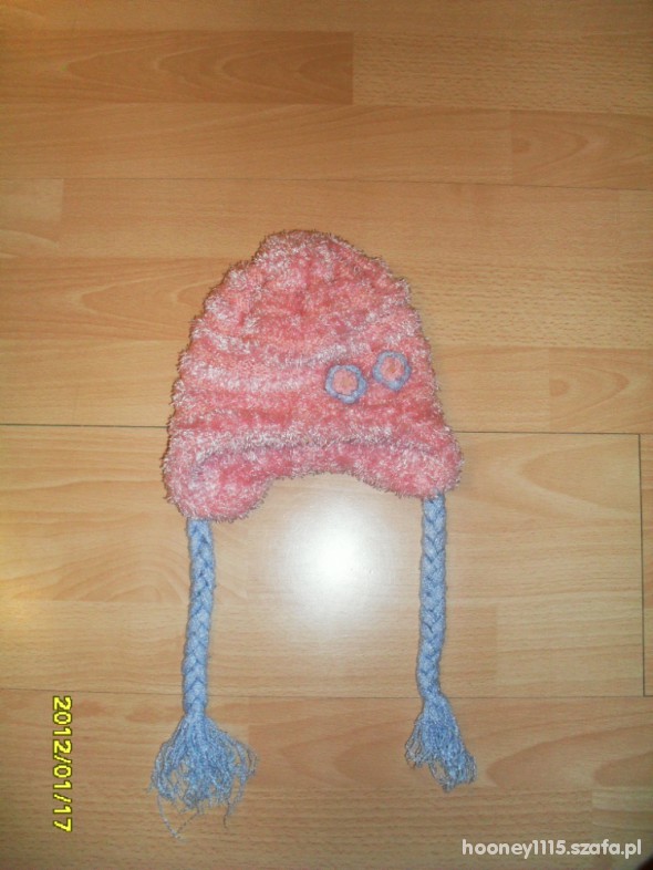 Różowa czapka z warkoczykami 2 latka