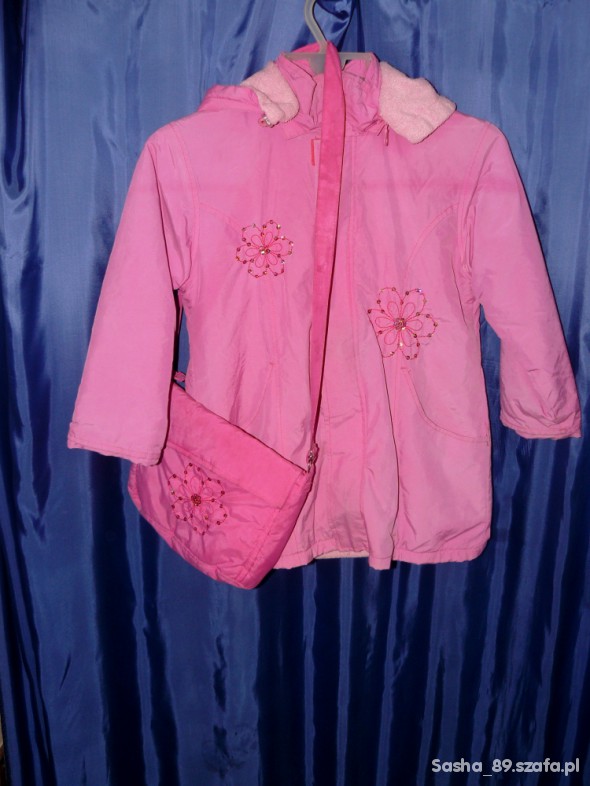 Różowa kurtka z torebką