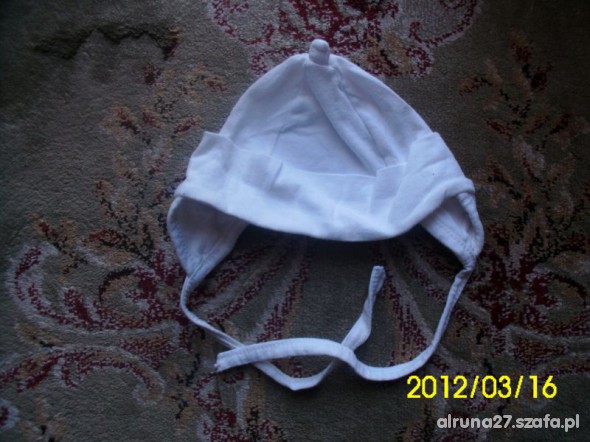 Biała czapeczka dla noworodka
