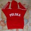 Czerwona bluzaz kapturem z godłem Polski