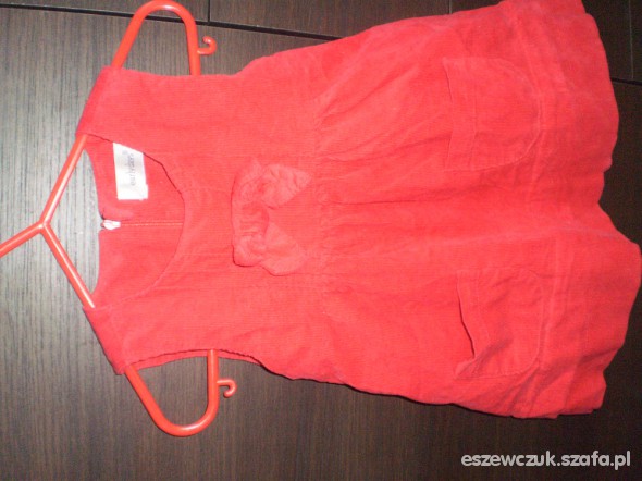Czerwona sukienka ze sztruksu