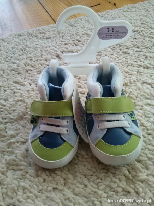 Śliczne nowe buciki dla niemowlaka