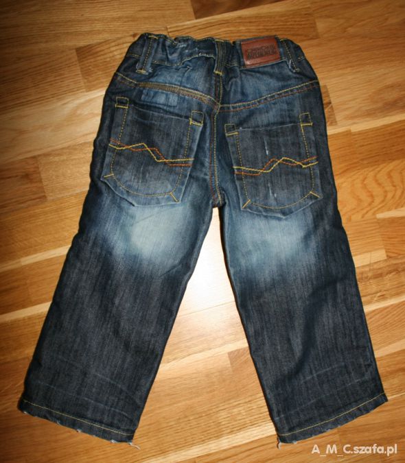 granatowe jeansy cherokee