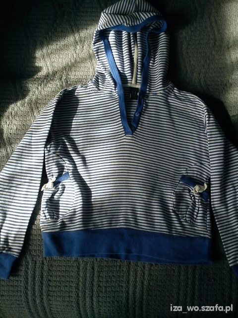 Bluza z kapturem w niebiesko białe paseczki