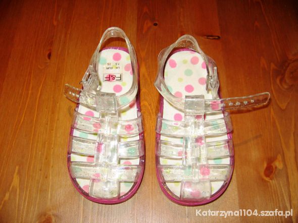 Plastikowe buty do wody dla dziewczynki