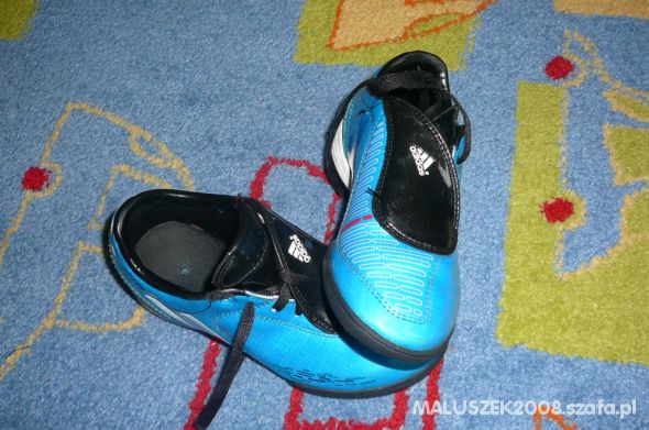 Czarno niebieskie TRAXION ADIDAS F10 19 cm