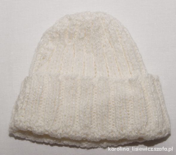 Biała czapka robiona na drutach