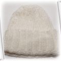 Biała czapka robiona na drutach