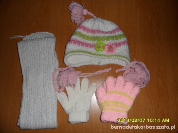 Czapka szalik oraz dwie pary rękawiczek 2 45 lat