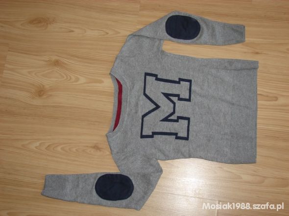 Szary sweterek z litera M z łatkami na łokciach128