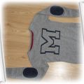 Szary sweterek z litera M z łatkami na łokciach128
