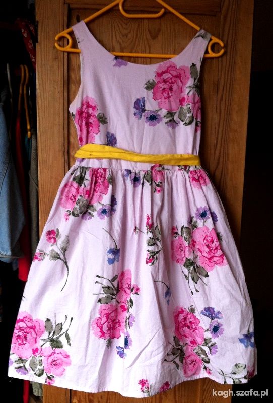 Różowa rozkloszowana sukienka w kwiaty 152 cm