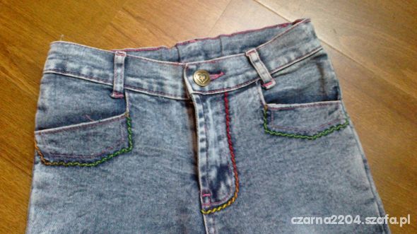 marmurkowe jeansy
