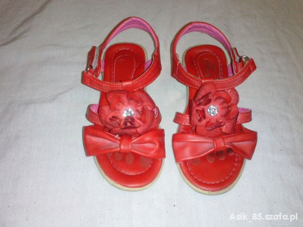 Śliczne czerwone sandałki 27