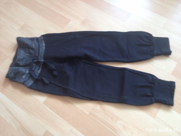 czarne spodnie dresowe 104 Mariquita ocieplane