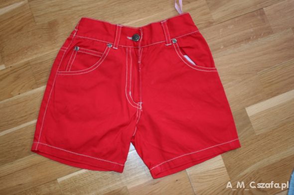 czerwone krótkie spodnie