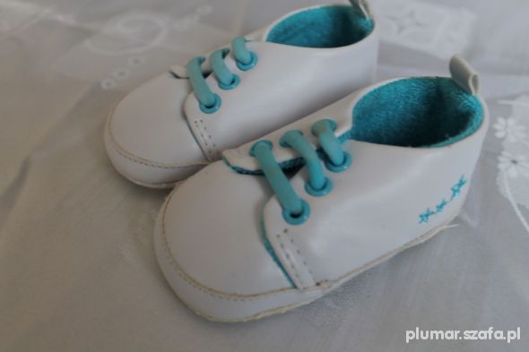 Buciki białe dla niemowlaka niemowlęce