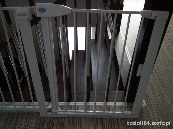 Barierka Metalowa biała w drzwi na klatkę schodow