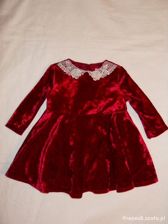 Czerwona aksamitna sukieneczka z kołnierzykiem