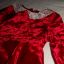 Czerwona aksamitna sukieneczka z kołnierzykiem